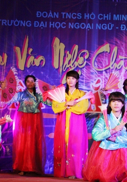 Đêm hội đa sắc phục của SV Ngoại ngữ Huế - 7 Khoa Tiếng Hàn Quốc