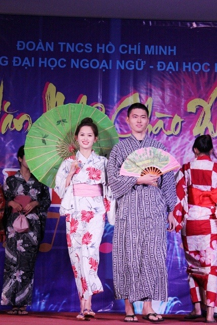Đêm hội đa sắc phục của SV Ngoại ngữ Huế - 3 Thướt tha trong điệu múa quạt Việt Nam