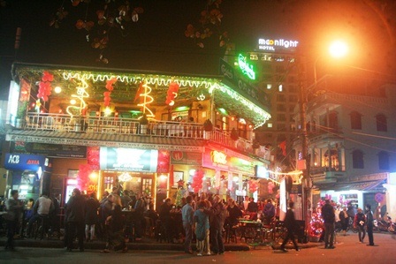 Cả phố Tây Huế rực sáng và đông nghịt khách Tây lẫn một số người Huế đến chơi đêm Giao thừa