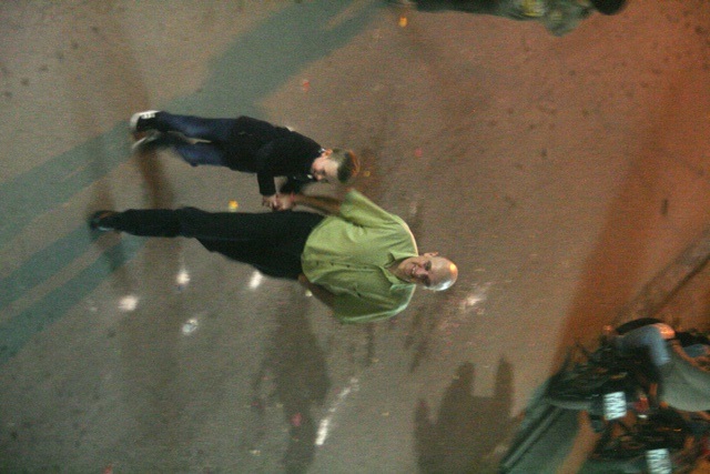 2 bố con thích thú dạo phố đêm giao thừa