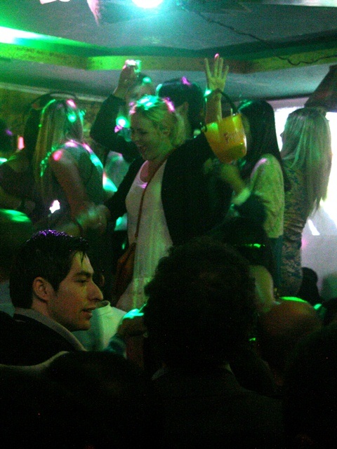 Và giờ phút thiêng liêng đã điểm: năm mới 2014 xuất hiện trong sự phấn khích của khách Tây