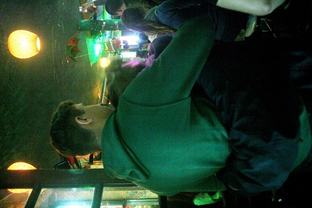 Đâu đó những đôi tình nhân ôm chặt nhau, cùng mơ ước về một năm tươi sáng sẽ bắt đầu