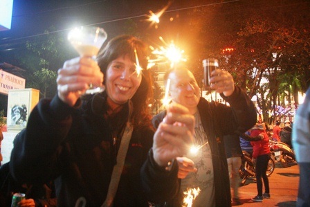 Pháo sáng được thắp lung linh