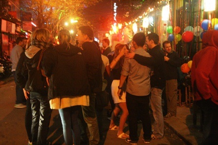 Mọi người tràn ra đường phố, chúc mừng lẫn nhau