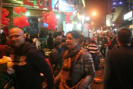 Việc tìm bàn khá vất vả vì số người quá đông vượt dự kiến, dù buổi chiều còn thưa thớt khách