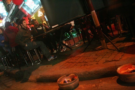 Do trời khá lạnh, nên quán có sáng kiến các bếp than hồng được đặt sát vỉa hè tỏa hơi ấm cho khách