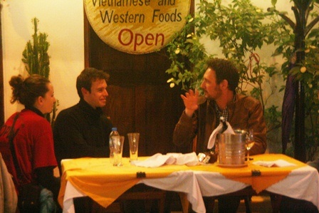 Chai rượu ướp lạnh chờ sẵn những người bạn trong buổi hàn huyên thâu đêm tại quán La Carambole