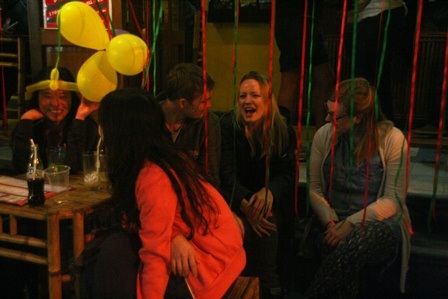 Việc tìm bàn khá vất vả vì số người quá đông vượt dự kiến, dù buổi chiều còn thưa thớt khách