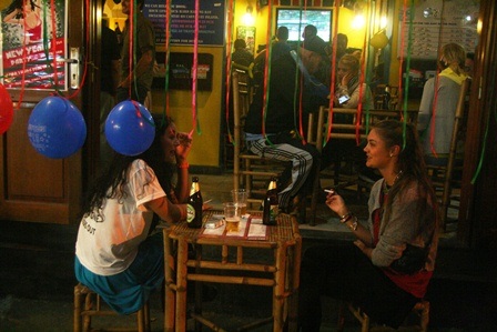 Việc tìm bàn khá vất vả vì số người quá đông vượt dự kiến, dù buổi chiều còn thưa thớt khách