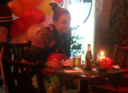 Việc tìm bàn khá vất vả vì số người quá đông vượt dự kiến, dù buổi chiều còn thưa thớt khách