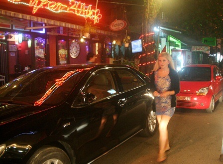 Việc tìm bàn khá vất vả vì số người quá đông vượt dự kiến, dù buổi chiều còn thưa thớt khách