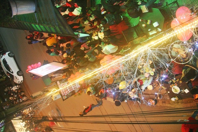 Quán DMZ nhìn từ trên cao đã chật kín bàn đặt theo sát đường