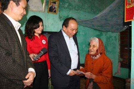 Phó Thủ tướng tặng quà Tết cho người nghèo - 1 Phó Thủ tướng Nguyễn Xuân Phúc trao quà Tết cho các hộ gia đình nghèo tại Huế