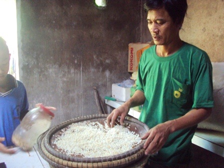 Lạ miệng cốm nếp Huế - 3 Anh Thành đang chuẩn bị nguyên liệu làm bánh
