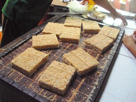 Lạ miệng cốm nếp Huế - 5 Bánh cốm vuông vức như cục gạch nhỏ