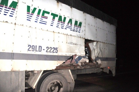 Xe đâm nhau liên hoàn ban đêm trên đèo, khách hú vía - 2 Xe tải 29LD-2225 bị đâm vào thùng xe rách toác