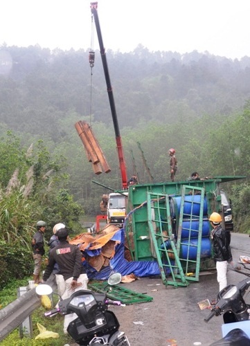 Xe cứu hộ cẩu gỗ ra khỏi đường đèo