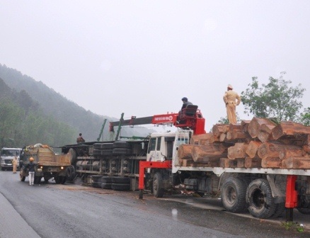 Gỗ tràn ra đường đã được cẩu lên xe cứu hộ vào trưa nay