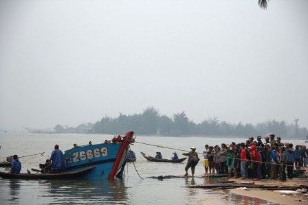 Vùng nước cạn ở cửa biển Thuận An cực kỳ nguy hiểm - 1 Vùng nước cạn cực kỳ nguy hiểm nơi cửa biển Thuận An