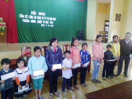 Các em học sinh vùng cao huyện Phong Điền nhận quà Tết.