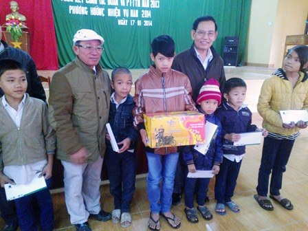 Các em học sinh vùng cao huyện Phong Điền nhận quà Tết.