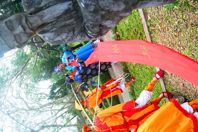Xem lễ dựng nêu cách đây hằng trăm năm - 12 Dải điều đỏ gắn vào thân nêu