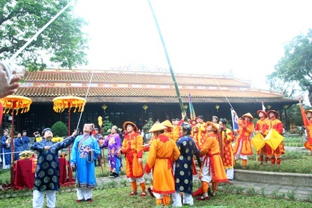 Xem lễ dựng nêu cách đây hằng trăm năm - 13 Quan, quân cùng dựng cây nêu lên ở sân Điện Long An