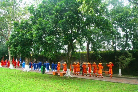 Xem lễ dựng nêu cách đây hằng trăm năm - 7 Những con đường xanh ngút mắt trong Hoàng Cung Huế cùng theo bước với nêu