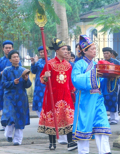 Xem lễ dựng nêu cách đây hằng trăm năm - 8 Các quan bưng mâm lễ vật