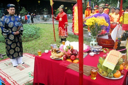 Xem lễ dựng nêu cách đây hằng trăm năm - 9 TS.Phan Thanh Hải, Giám đốc Trung tâm Bảo tồn Di tích cố đô Huế làm lễ cúng nêu