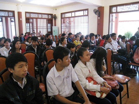 Trao 65 suất học bổng cho HS, SV nghèo học giỏi - 1 Các HS, SV nghèo ở Huế nhận học bổng ngày cuối năm.
