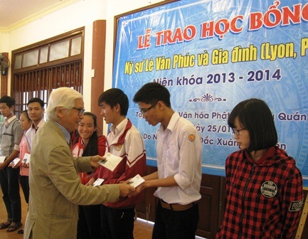 Trao 65 suất học bổng cho HS, SV nghèo học giỏi - 2 Nhà nghiên cứu Nguyễn Đắc Xuân trao học bổng cho các HS, SV.