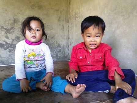 Trao hơn 52 triệu đồng trước Tết cho nhà 2 anh em ung thư máu