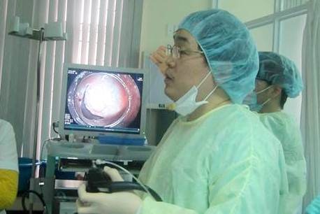 Tiến hành kỹ thuật phẫu tích dưới niêm mạc điều trị ung thư dạ dày sớm