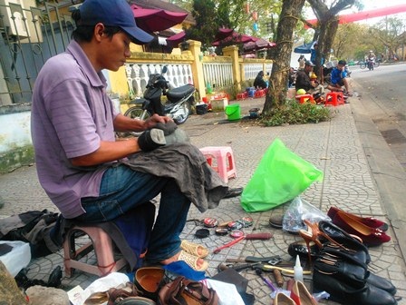 Phố đánh giày vỉa hè "đuổi không hết khách" chiều cuối năm - 1 Còn nhiều giày của khách hàng phải hoàn thành trong chiều 30 Tết