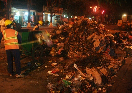Công nhân của Công ty TNHH NN MTV Môi trường và Công trình đô thị Huế tất bật dọn rác đêm Giao thừa