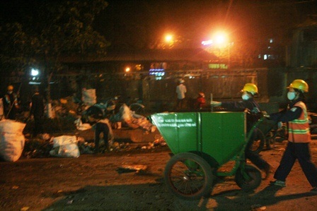 Theo chân những người “nhặt rác” đêm cuối năm - 14 Lực lượng được huy động đến điểm dọn rác