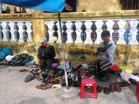 Phố đánh giày vỉa hè "đuổi không hết khách" chiều cuối năm - 2 2 thợ giày phụ nhau để đánh cho kịp