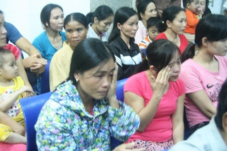 Thăm những bệnh nhân nhi ở lại BV đêm Giao thừa - 8 Nhiều người nhà có con đang điều trị ở đây đã không kìm được nước mắt