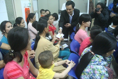 Thăm những bệnh nhân nhi ở lại BV đêm Giao thừa - 7 Đại đức Thích Vân Pháp trao quà cho các em