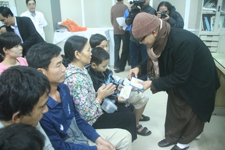 Thăm những bệnh nhân nhi ở lại BV đêm Giao thừa - 6 Đại đức Thích Vân Pháp trao quà cho các em