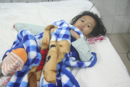 Thăm những bệnh nhân nhi ở lại BV đêm Giao thừa - 2 Em Nhung cũng không được gặp mẹ và các em trong tối Giao thừa này