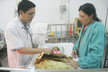 Thăm những bệnh nhân nhi ở lại BV đêm Giao thừa - 4 Một em nhỏ bị bệnh nặng ngước đôi mắt nhìn chúng tôi