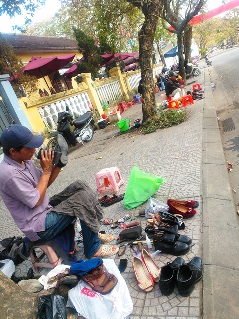 Phố đánh giày vỉa hè "đuổi không hết khách" chiều cuối năm - 3 Vỉa hè Trương Định là nơi mưu sinh cho nhiều thợ đánh giày bình dân ở Huế