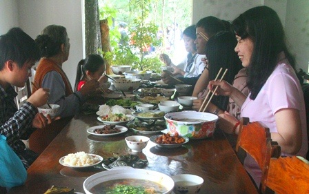 Tục ăn cơm chay ở chùa Huế trưa mùng 1 Tết lấy hên cả năm - 3 Bữa cơm trưa diễn ra rất vui vẻ, ấm áp với tinh thần lấy phúc nhà chùa là chính
