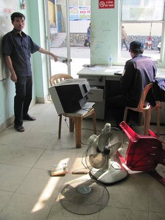Côn đồ xông vào bến xe chém trọng thương bảo vệ - 2 Nhiều đồ đạc trong phòng bảo vệ bị đập phá hư hỏng