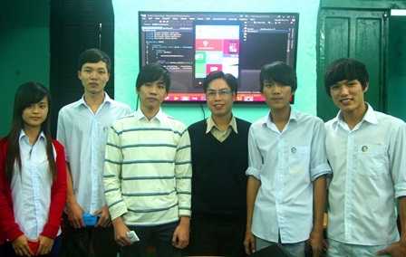 Thầy Nguyễn Đăng Khoa (áo đen) - người hướng dẫn nhóm SV cùng các học trò trong phòng nghiên cứu