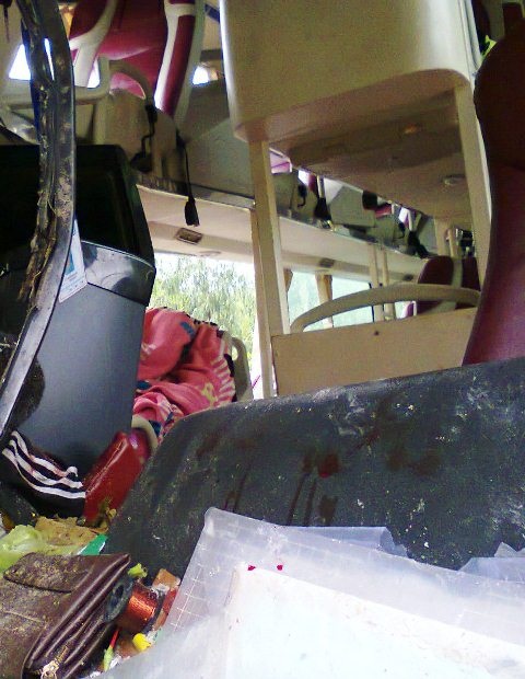 Máu dính đầy trong khoang lái