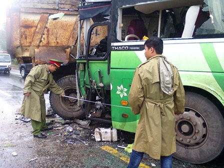 Phần đầu xe khách bị nát bấy sau cú va chạm.