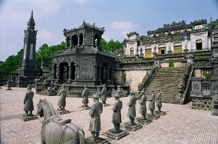 Du khách thích thú cưỡi ngựa đá lăng vua lấy hên năm mới - 3 Lăng Khải Định